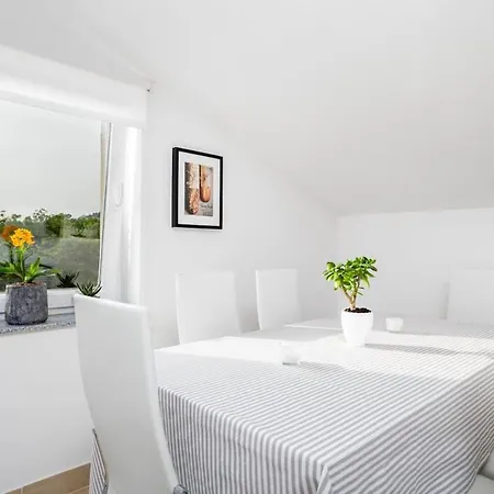 Julijana Apartament Dramalj